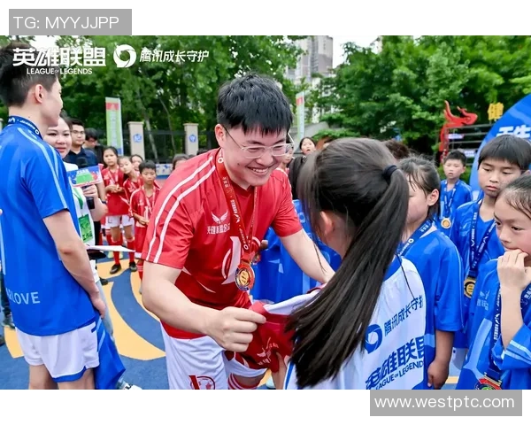 足球献言：探讨足球运动对青少年成长与社会发展的积极影响与重要性